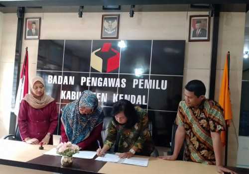 Sukseskan Pemilu 2024, Fakultas Hukum Uniss Tandatangan Mou Tri Dharma Perguruan Tinggi dengan Bawaslu Kendal