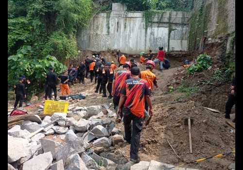 BPBD dan Tim SAR Gabungan Gerak Cepat Evakuasi Korban Longsor di Ngaliyan Semarang