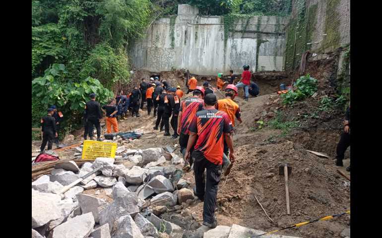 BPBD dan Tim SAR Gabungan Gerak Cepat Evakuasi Korban Longsor di Ngaliyan Semarang