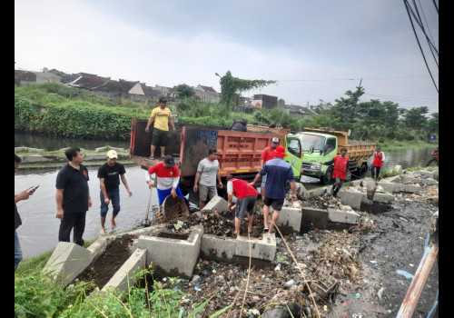 Merespon Cepat Laporan Masyarakat, Pemkot Semarang Bersihkan Timbunan Sampah yang Sumbat Aliran Sungai