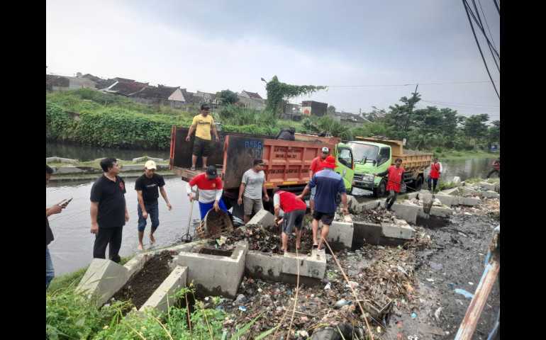 Merespon Cepat Laporan Masyarakat, Pemkot Semarang Bersihkan Timbunan Sampah yang Sumbat Aliran Sungai