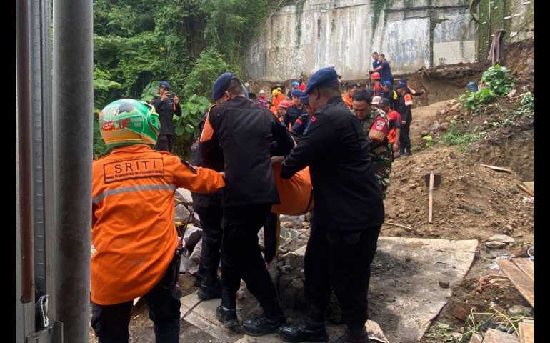Pekerja Bangunan Tewas Tertimbun Tanah Longsor di Gatot Subroto Semarang