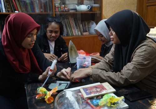 Mutia Bunga, Jebolan ISI Yogyakarta Pemilik Studio Seni Sampah Plastik 