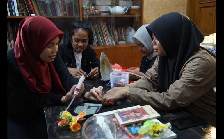 Mutia Bunga, Jebolan ISI Yogyakarta Pemilik Studio Seni Sampah Plastik 