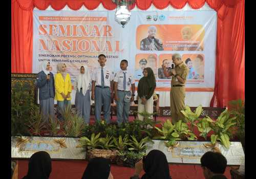 Respon Ganjar Saat Terima Aduan Pungli SMK Negeri di Rembang