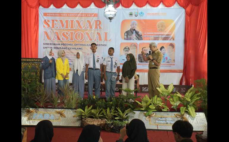 Respon Ganjar Saat Terima Aduan Pungli SMK Negeri di Rembang