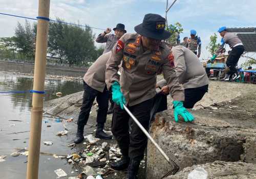Polda Jateng Gelar Bersih-Bersih Pantai Tirang Semarang guna Lestarikan Lingkungan Wisata