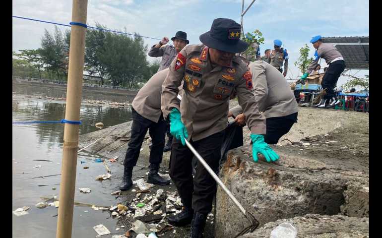 Polda Jateng Gelar Bersih-Bersih Pantai Tirang Semarang guna Lestarikan Lingkungan Wisata
