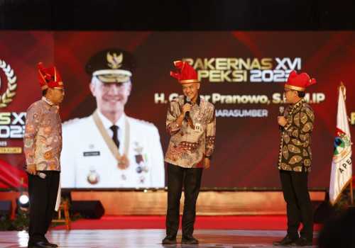Saling Puji Tiga Bacapres di Acara Rakernas Apeksi