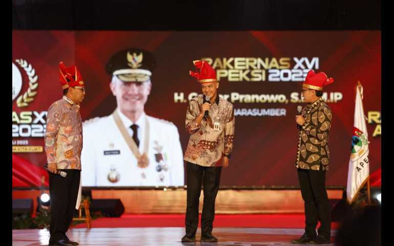 Saling Puji Tiga Bacapres di Acara Rakernas Apeksi