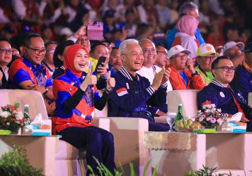 Gubernur Ganjar dan Menteri Basuki Duet Nyanyikan Bento di Pembukaan Pornas XVI
