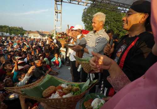 Senangnya Warga di Gresik Makan Nasi Krawu Bareng Ganjar