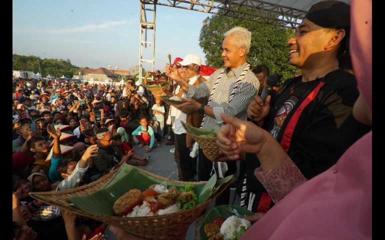 Senangnya Warga di Gresik Makan Nasi Krawu Bareng Ganjar