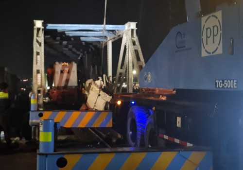 Kereta Api Tabrak Truk di Semarang, Satu Penumpang Luka