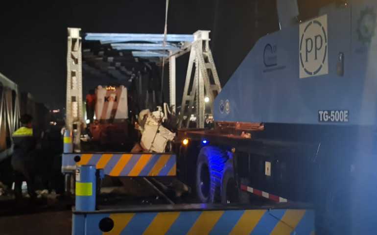 Kereta Api Tabrak Truk di Semarang, Satu Penumpang Luka