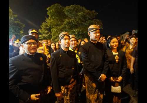 Kirab Malam 1 Sura, Ganjar dan Gibran Menarik Perhatian Warga