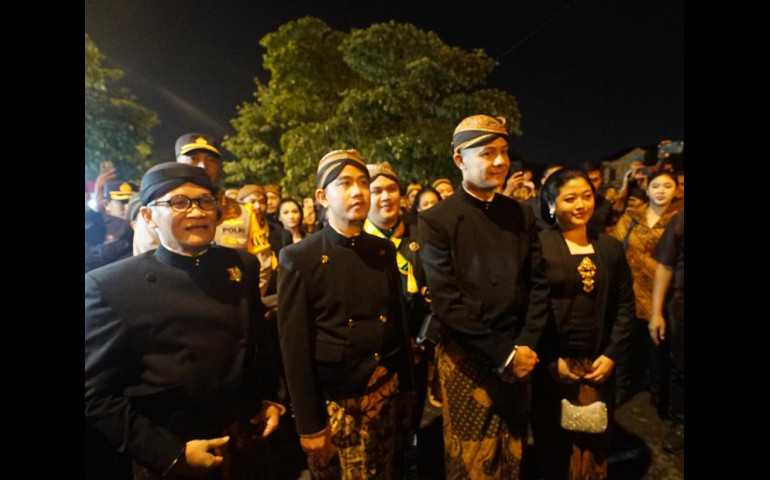 Kirab Malam 1 Sura, Ganjar dan Gibran Menarik Perhatian Warga