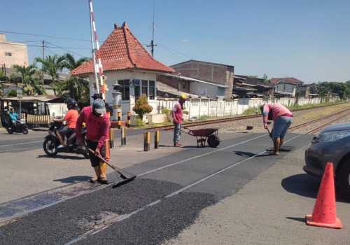 Pasca Kecelakaan Kereta Api VS Truk Trailer, Pemkot Semarang Gerak Cepat Perbaiki Kerusakan Jalan di Perlintasan Rel