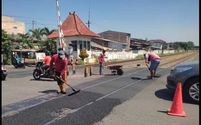 Pasca Kecelakaan Kereta Api VS Truk Trailer, Pemkot Semarang Gerak Cepat Perbaiki Kerusakan Jalan di Perlintasan Rel