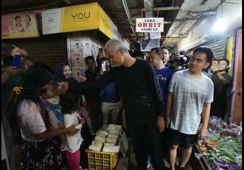 Gibran Temani Ganjar Blusukan di Pasar Citeureup Bogor