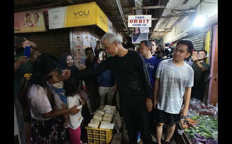 Gibran Temani Ganjar Blusukan di Pasar Citeureup Bogor