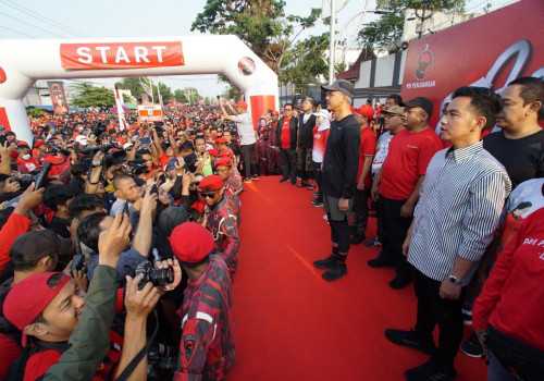 Kompak! Ganjar dan Gibran Pakai  Baju Garis Hitam Putih saat Lepas Peserta Jalan Sehat di Solo