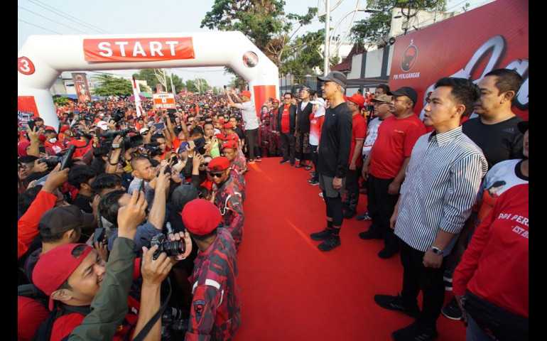 Kompak! Ganjar dan Gibran Pakai  Baju Garis Hitam Putih saat Lepas Peserta Jalan Sehat di Solo