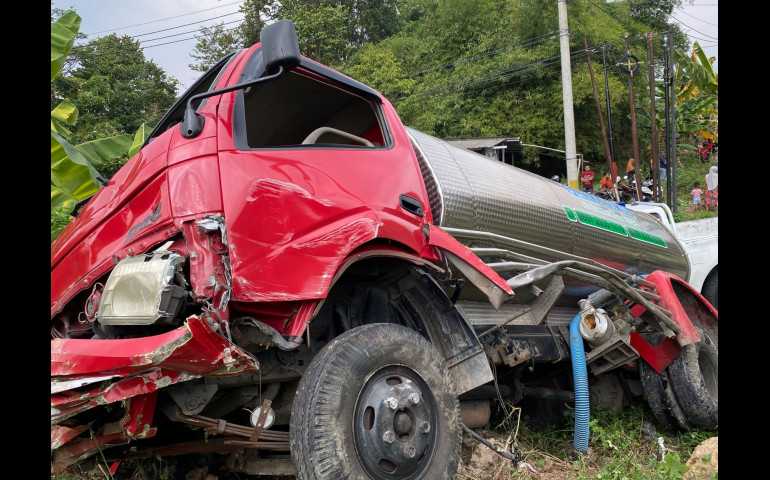 Truk Tangki Air Tabrak Mobil dan 3 Motor di Turunan Jatibarang Semarang, Satu Orang Tewas