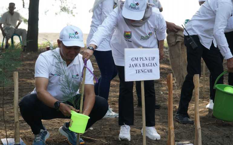 Berperan Aktif dalam Konservasi Pantai dan Air, PLN Salurkan Bantuan 31.000 Pohon untuk Kabupaten Batang