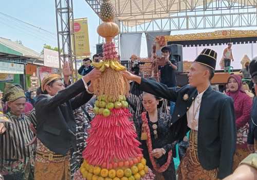 Berebut Gunungan, Antusias Warga Desa Mojo Kendal Sambut Tahun Baru Hijriah 1445