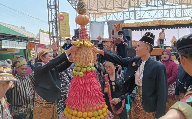 Berebut Gunungan, Antusias Warga Desa Mojo Kendal Sambut Tahun Baru Hijriah 1445