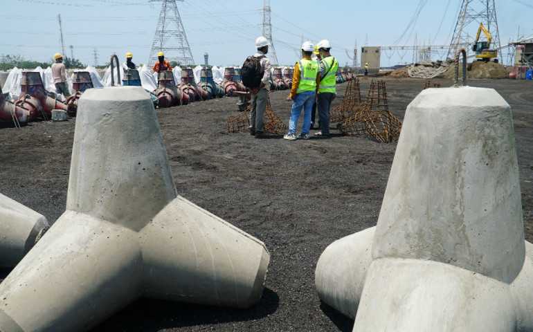 Semester I 2023, PLN Berhasil Kelola FABA Hingga 1,45 Juta Ton untuk Dimanfaatkan Masyarakat Jadi Material Batako hingga Tanggul Laut