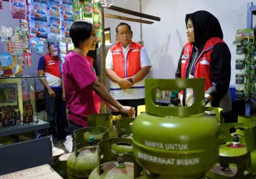 Direktur SDM dan Penunjang Bisnis PT Pertamina Patra Niaga Tinjau Langsung Penyaluran LPG di Semarang