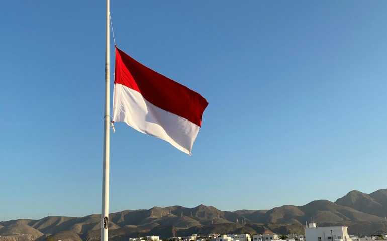 Ini Arti Bendera Setengah Tiang