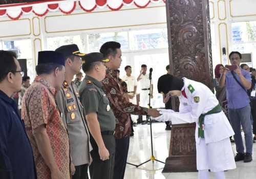 Kukuhkan 70 Pasukan Paskibraka, Bupati Kendal : Laksanakan Tugas Ini Sepenuh Hati