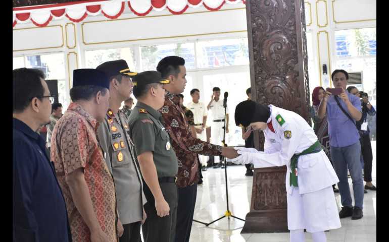 Kukuhkan 70 Pasukan Paskibraka, Bupati Kendal : Laksanakan Tugas Ini Sepenuh Hati