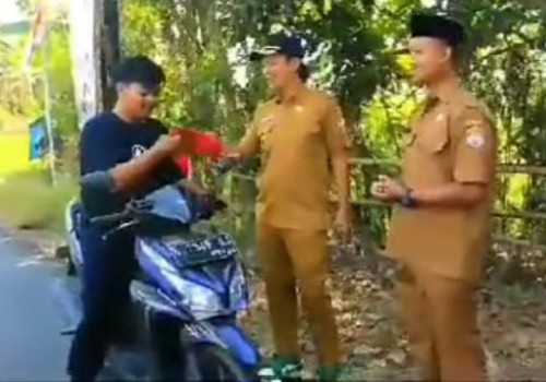 Bukti Cinta Tanah Air, Pemdes Pucuksari Kendal Bagikan Bendera Merah Putih