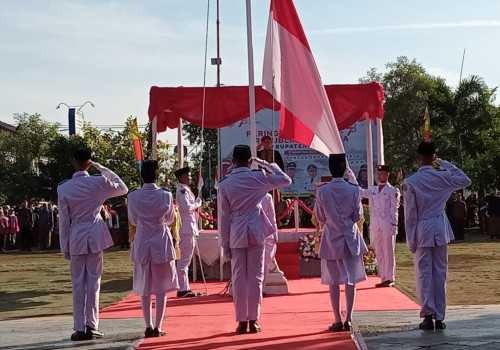Pimpin Upacara HUT Kemerdekaan RI ke 78, Bupati  Kendal Sampaikan Kemiskinan Terus Alami Penurunan