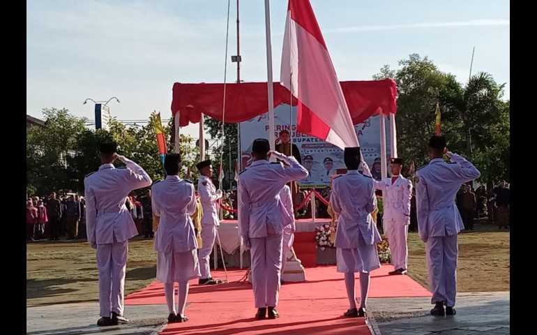 Pimpin Upacara HUT Kemerdekaan RI ke 78, Bupati  Kendal Sampaikan Kemiskinan Terus Alami Penurunan