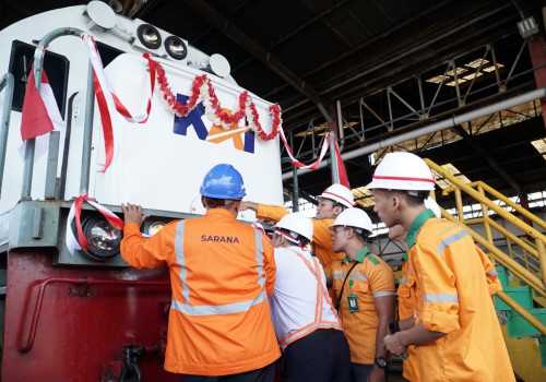 Semarakkan HUT RI ke-78, KAI Daop 4 Semarang bersama Komunitas Railfans Lakukan Hias Lokomotif