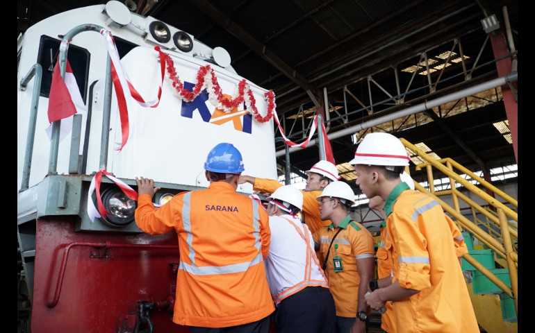 Semarakkan HUT RI ke-78, KAI Daop 4 Semarang bersama Komunitas Railfans Lakukan Hias Lokomotif