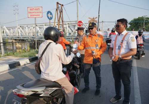 Tingkatkan Keselamatan, KAI Daop 4 Semarang bersama Komunitas Railfans Lakukan Sosialisasi Keselamatan di Perlintasan Sebidang