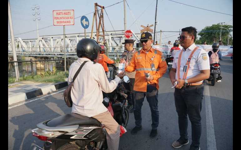 Tingkatkan Keselamatan, KAI Daop 4 Semarang bersama Komunitas Railfans Lakukan Sosialisasi Keselamatan di Perlintasan Sebidang