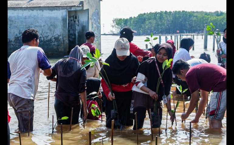 Dukung Gerakan Beach Clean Up, Grand Candi Hotel Ajak Masyarakat Semarang Bersihkan 2.2 Ton Sampah