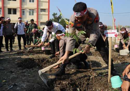Lestarikan Negeri dengan Penghijauan, Polres Kendal Laksanakan Tanam Pohon Serentak