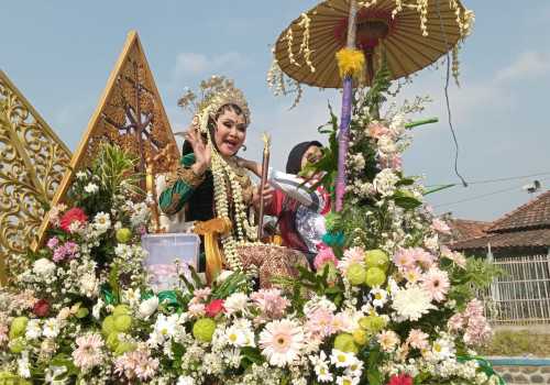 Kades Botomulyo Kendal Ikuti Karnaval HUT RI ke 78 dengan Tunggangi Kereta Kencana