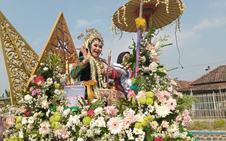 Kades Botomulyo Kendal Ikuti Karnaval HUT RI ke 78 dengan Tunggangi Kereta Kencana
