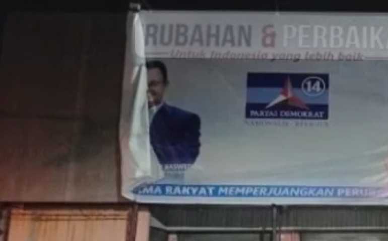Kecewa! Demokrat Semarang Serentak Copot Baliho Anies