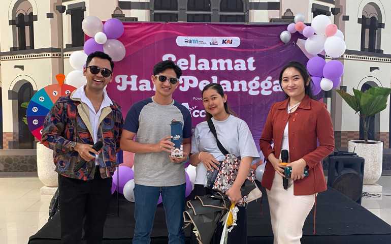 Hari Pelanggan Nasional 2023, KAI Daop 4 Semarang Bagikan Souvenir ke Pelanggan KA