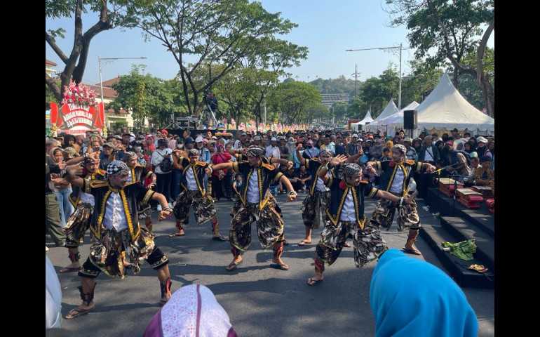 Penggiat Seni Tradisi Ikut Mangayubagyo Ganjar Pranowo Pamitan dalam Pesta Rakyat Terima Kasih Jawa Tengah